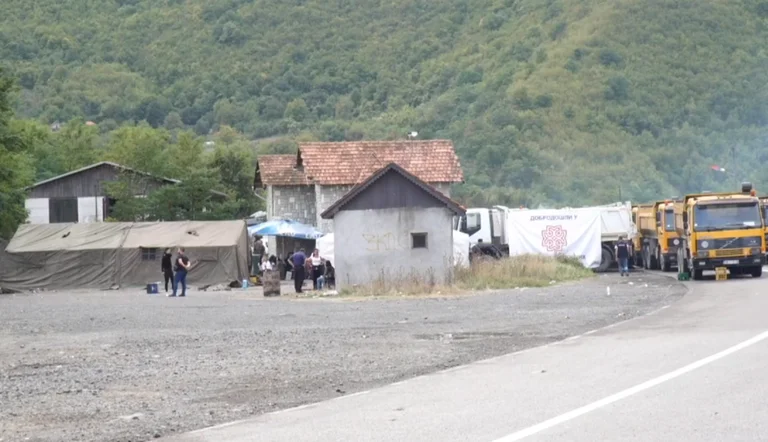 Ruhige Lage im Norden, Straße bleibt blockiert