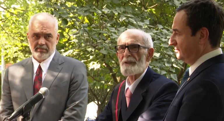 Rexhep Qosja loue Edi Rama et Albin Kurti après avoir reçu le prix: Je manque la signification du mot"intellectuel"