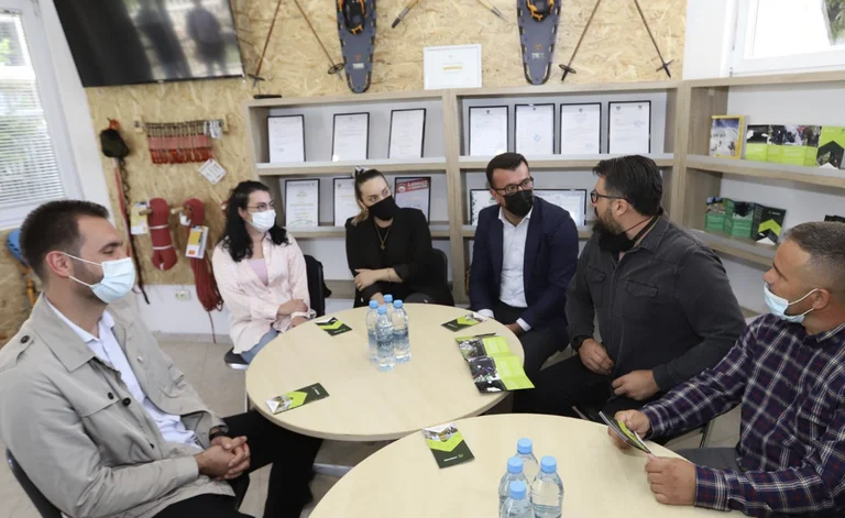 Ferati visita Club El Podguri Alpin: Presentando su plan turístico