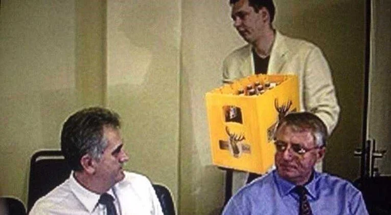 Vuciq commente la célèbre photo où il apportait un gaybe de sorcelleries à Szeel : Il n'a jamais bu de bière.