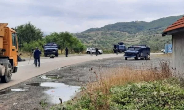 Tra barricate e proteste di Serbs, una settimana dall'impostazione di reciprocità per piatti