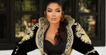 Nora apparaît rarement dans la robe traditionnelle