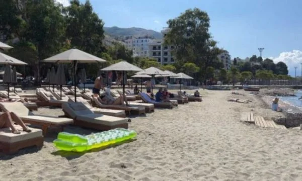 Kosovars storm sea im September, Vlora strand gefüllt