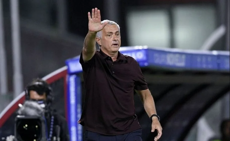 Mourinho frappe dans la déclaration après avoir perdu contre Lazio, critique vivement les juges