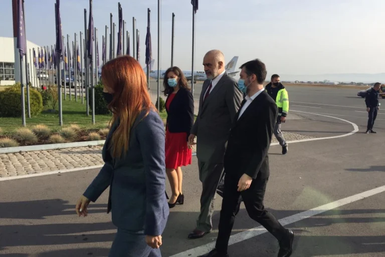 Edi Rama kommt in Pristina, erwartet von Ceku und Rizvanolli