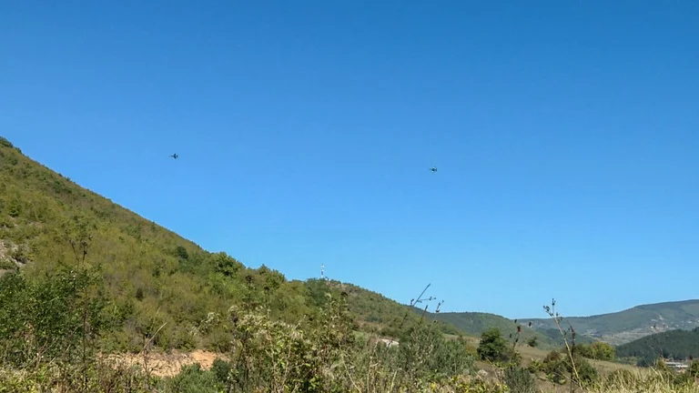 Serbian protesters applauded as military planes near Kosovo border