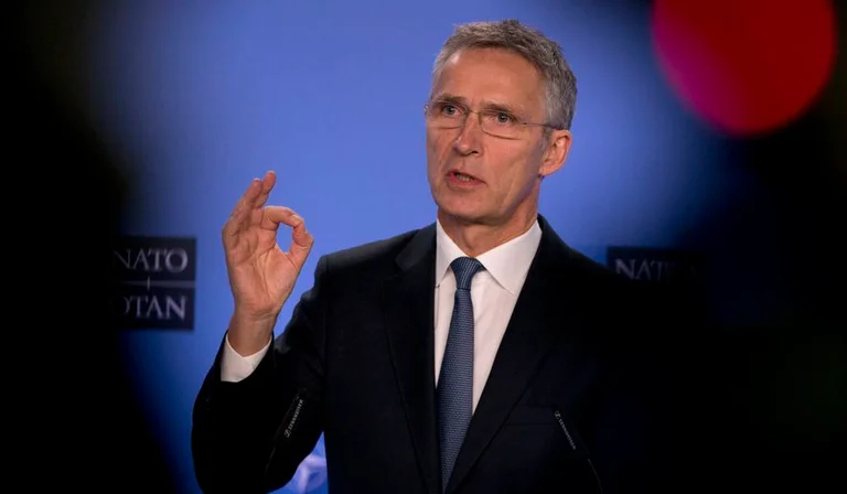 Außenminister NATO spricht zu Kurt und Vucinqi: Pristina, Belgrad