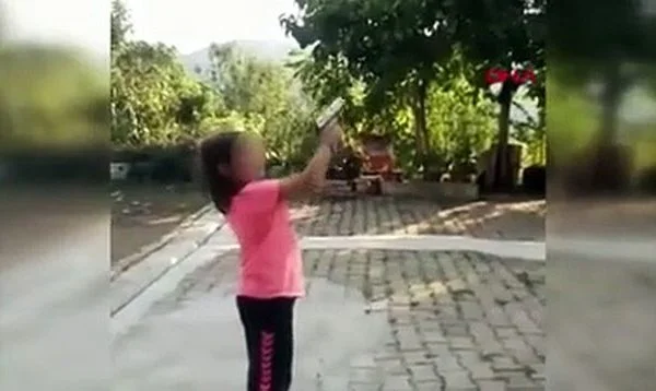 Turkey: My uncle teaches his nephew to shoot a gun, 8-year-old accidentally shoots him (VIDEO)
