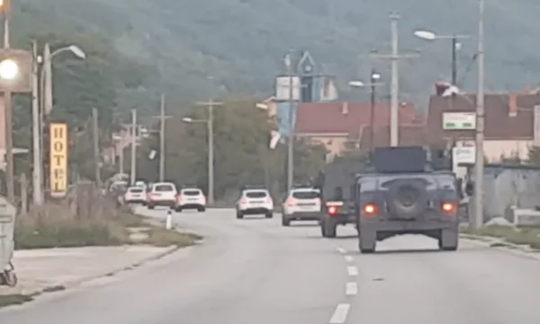 Kosovo Polizei durch Zubin Potok, en Route nach Brnjak Grenzespunkt