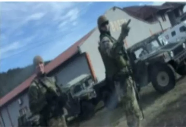 KFOR Soldat in Leposaviq: Greet serbischer Journalist mit mittlerem Finger