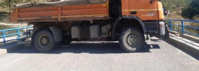 Serben Platz LKW zur Behinderung der Bewegung auf der Brücke, die zu Brnjak führt