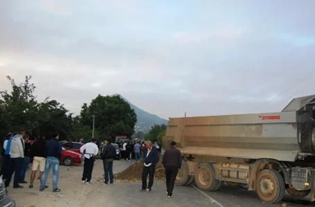 First truck removed from the barricades out of Brnjak