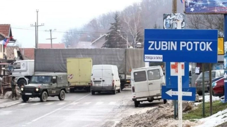 Serbs burn the census centre in Zubin Potok, drop hand grenades even in Zvecan