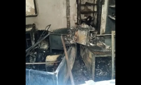 Immagini di uffici bruciati nel nord