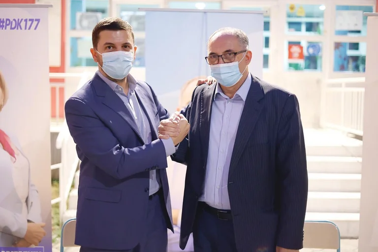 Memli Krasniqi passe vendredi à Prizren: les citoyens ont rejoint sans aucune distinction le nouveau président, Shakir Totay.