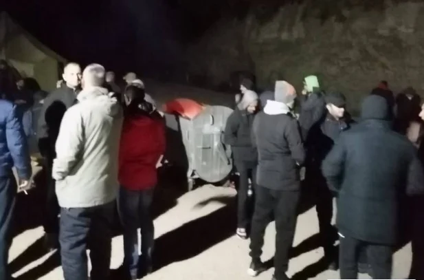Border-blocking Serbs in the north quit alcohol and fire, jerk off Serbian helicopter
