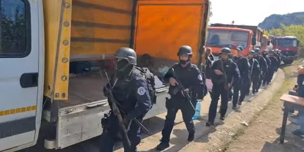 Serbisch barricaded im Norden, hören nationalistische Lieder