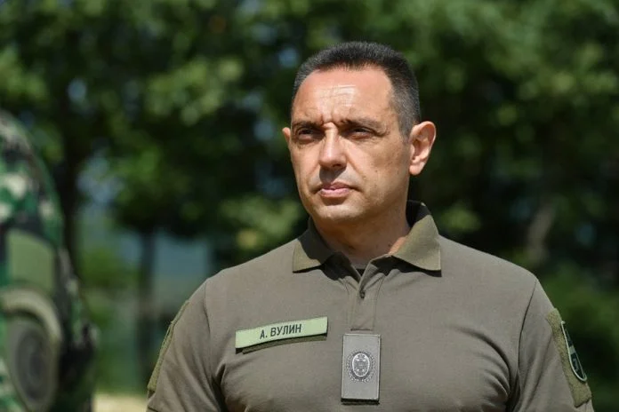 Il ministro Vulin si fa caldo e canta la libertà: per quasi tutto la pace. Per la libertà.