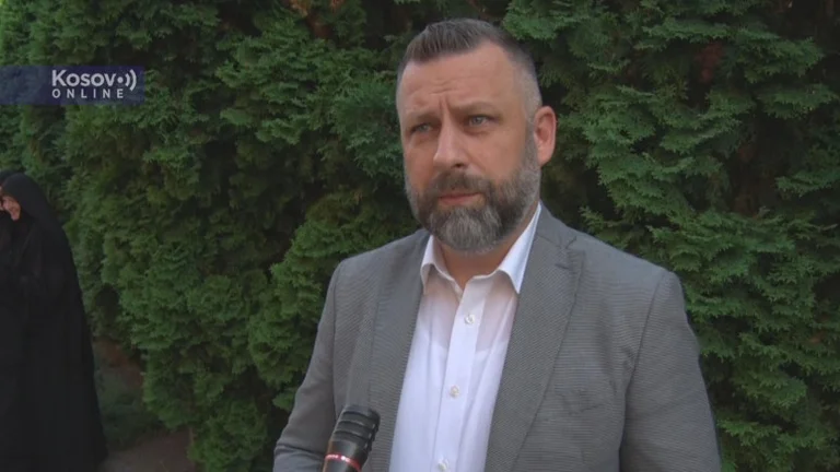 SKANDAL: Lynch adjoint de Rakiqi Serbi qui a participé au renvoi de Zajednica baner à Shtrpce