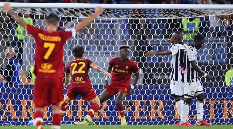 Roma sta in piedi con i leader, sconfisse Udinesen a pressioni su quattro palline