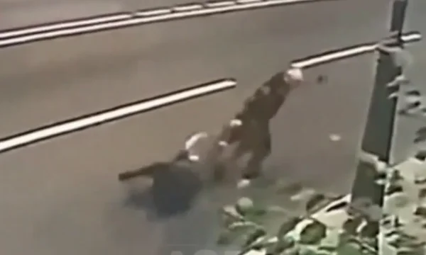 Er zog den Rentner, um seine Tasche zu bekommen, zu sehen, wie der Raubversuch endet.