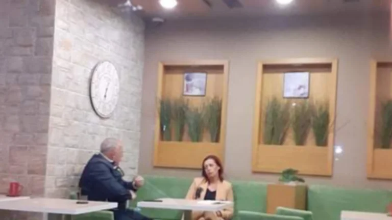 Kurts Stellvertreter und sein Minister machen ihre eigenen Regeln: Eintreten einer Bar
