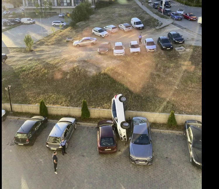 Sie haben die UFOs gedrängt? Bild des gestrigen seltsamen Unfalls in Pristina (Video)