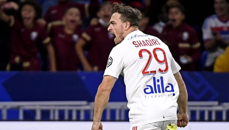 Herr Gerdan Shaqiri reagiert nach der Markierung des ersten Ziels mit dem Club