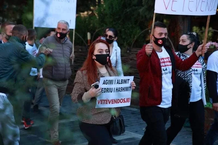 VVOK Aktivisten in Mitrovica protest Bedri Hamza