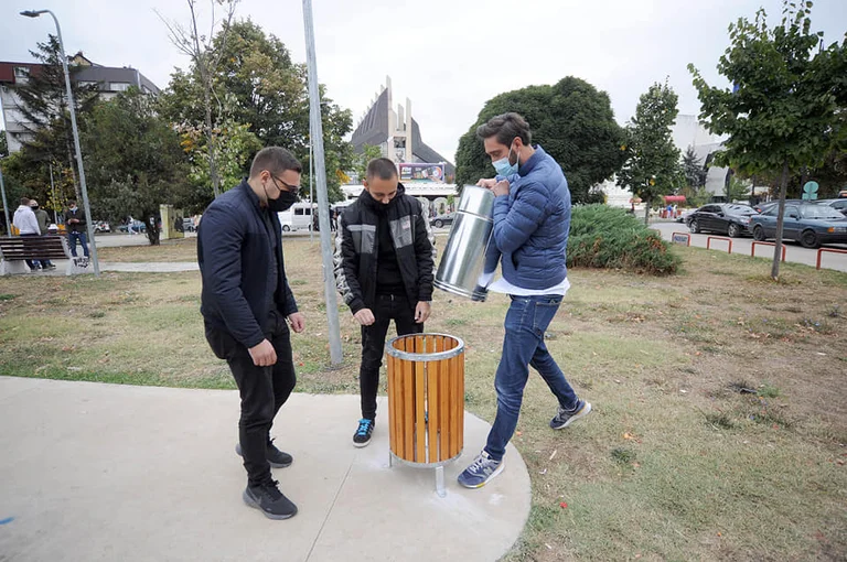 Ismaili Bridge greift in das Denkmal “Heroina”, reguliert Glas (Foto)