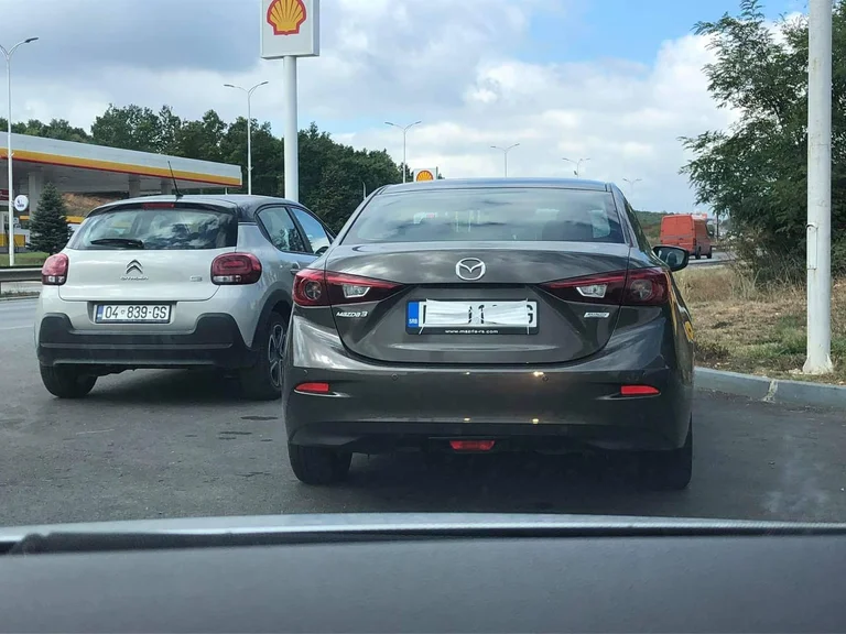 Targat event: I cittadini nascondono targhe serbe con due maschere pandemiche
