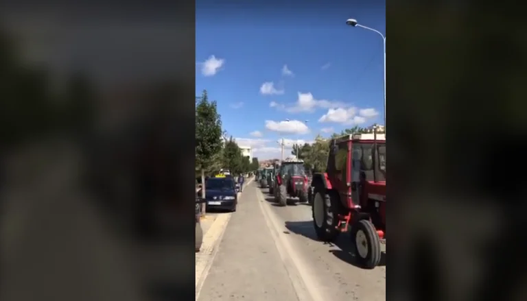 Traktoren eindringen Pristina wegen Peci: Akustische Verschmutzung hinter dem Theater (Video)