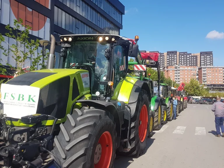 Farmers take the door to Faton Peci's ministry (Photo)