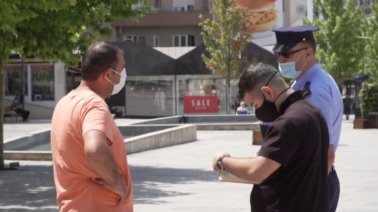 Più di 900 ammende per i cittadini che non rispettano le misure antimediche - CO VID