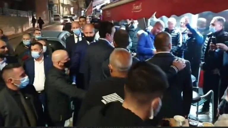Règles anticonvidite: Lors de la réunion de Kurt à Prizren, les personnes sans masques et sans distance