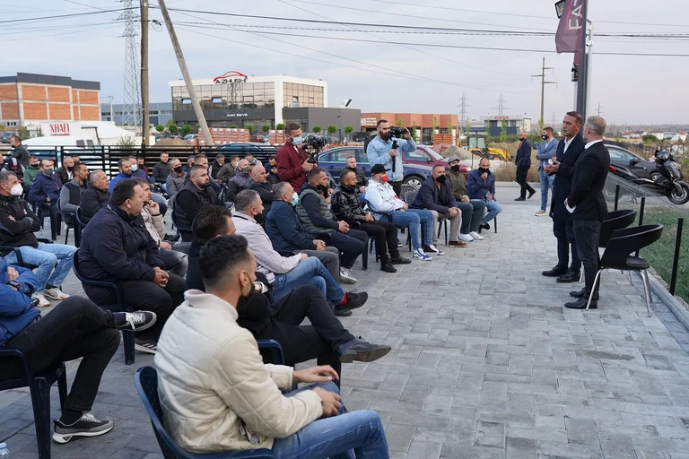 Daut Haradinaj auf dem Trima Hill, ein großes Interesse anhören