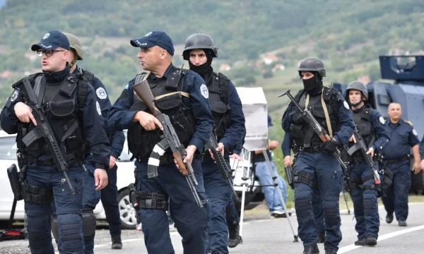 Die Polizei des Kosovo wurde angeblich versucht, einen Serben aus dem Auto zu bekommen: False, biased