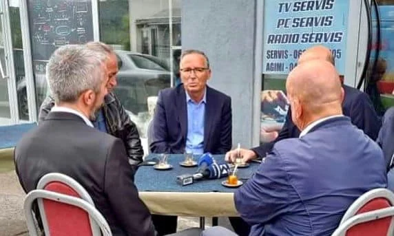 Agim Bahtiri flüchtet Bedri Hamza, tritt dem Treffen bei, nachdem er verlässt