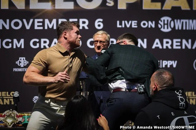 “Exploding” bei Fisten während der Pressekonferenz, Weltmeister Boxer halten nicht zurück