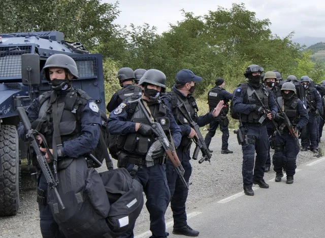 Medios de comunicación serbios: la policía de Kosovo intenta sacar a los serbios del coche, interviene KFOR