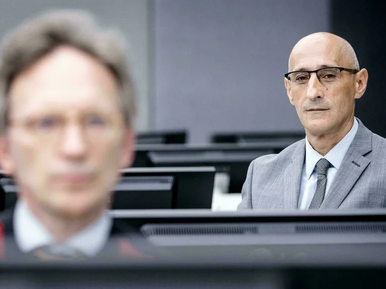 Ne me pose pas ces questions, mais j'aurai besoin de toi. Le témoin fait face à la même question 14 fois par l'avocat de la défense de Salih Mustaf