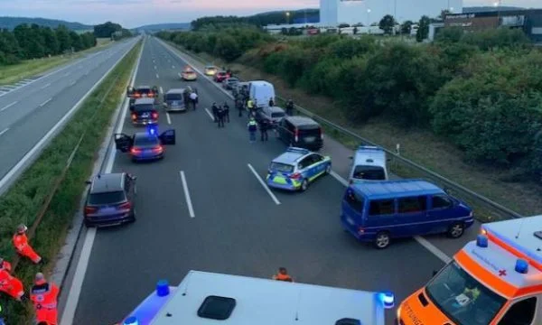 Serbische Bürger Geiselbus in Deutschland