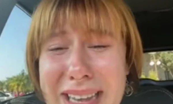 Elle a payé environ 300 euros pour le cisaillement et a été heureusement divisée, la femme éclate en larmes