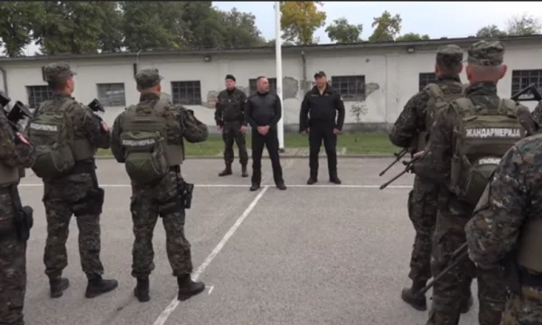 El sello del serviled un poco de Vucciki: Ejército listo para las órdenes presidenciales