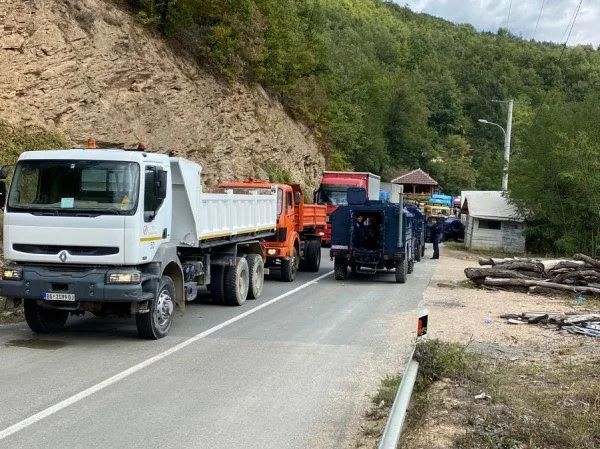 Situata në Veri: Serbëve u bëhet thirrje të mos i bllokojnë rrugët