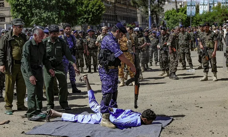 Hanno messo su un incantesimo, poi li eseguono nella piazza della capitale: Dance song off in Yemen