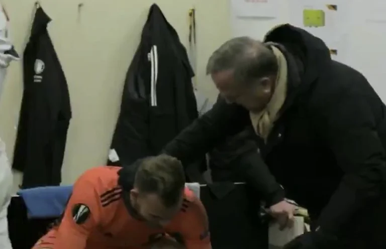 Der Moment, in dem Fejenoord Torwart mit dem ehemaligen Trainer Serbiens abstürzt, Dick Advocaat