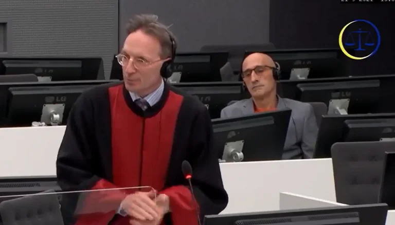 L'avocat de Salih Mustafa a une demande avant de poser des questions à un témoin