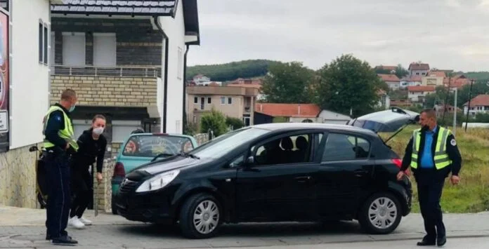 Skenderaj, Polizeikraftfahrer, um Serbiens Kennzeichen zu entfernen