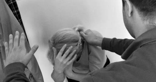 Der Vushtrrier macht seine Frau zu einem Krankenhaus, verhaftet von der Polizei